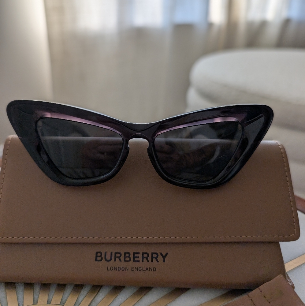 NIB Burberry Black Cat-Eye Sunglasses